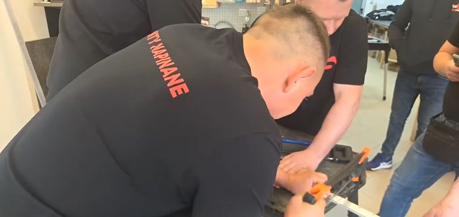 Przycinanie profilu aluminiowego na stanowisku podczas szkolenia