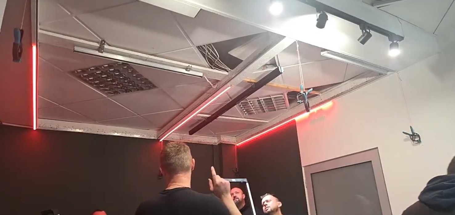 Instruktor omawia z uczestnikami konstrukcję sufitu z podświetleniem LED